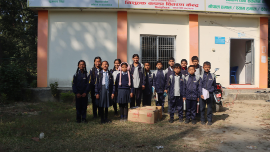 धनगढी–१४ फुलबारीमा रहेको नोबेल एकेडेमी बाट कपडा सहयोग