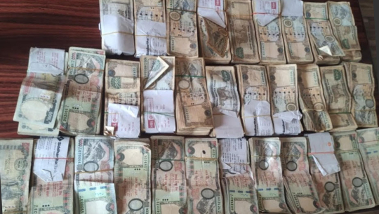 स्रोत नखुलेको छ लाखसहित दुई जना पक्राउ