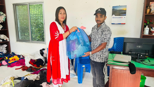 डोटीको आदर्श गाँउपालिकाकी उपाध्यक्ष रोकायाले गरिन् कपडा सहयोग