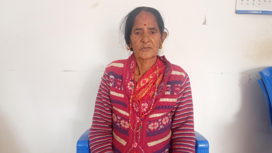  धनगढी-२ की सन्तोषी टोल निवासी हरिनारायणी भाटले गरिन् कपडा सहयोग