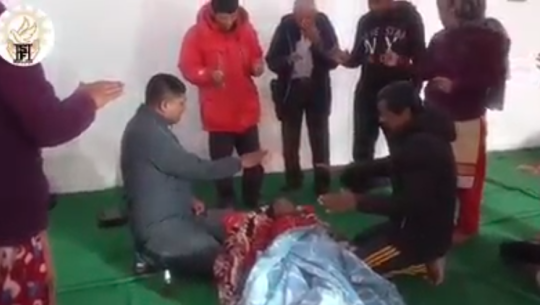 मृत्यु भएको मान्छेलाई 'जीवित' गराएको भिडियो भाइरल, अनुसन्धान गर्दै प्रशासन 