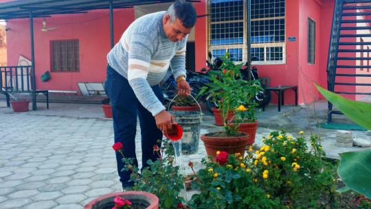 वडाध्यक्ष आफैंले कार्यालय परिसरमा सजाए फूलबारी