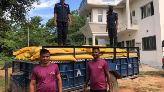 Police confiscates 50 quintals of manure being taken to Kanchanpur after evading custom duty 