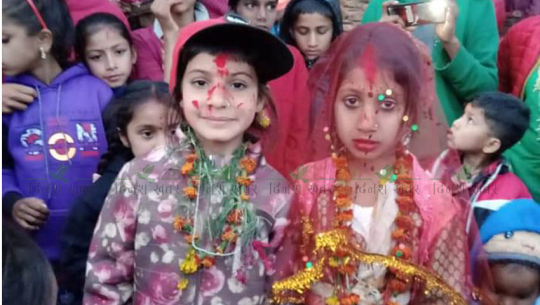 दुलहादुलही बनेका २ किशोरी