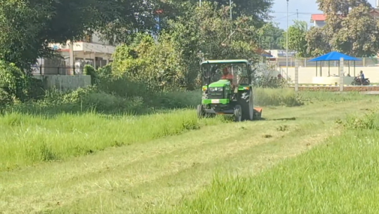 धनगढी उपमहानगरले खरिद गरेको ‘ग्रास कटर’ले १७ खेलमैदानको घाँस काटियो