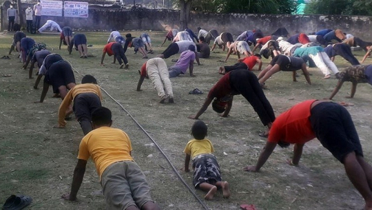 बाजुरामा क्वारेन्टिनमा बसेकालाई योगाभ्यास र औषधि वितरण