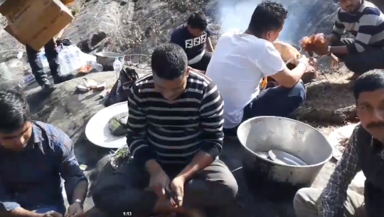 बुढीतोलामा रमाउँदै आन्तरिक पर्यटकहरु