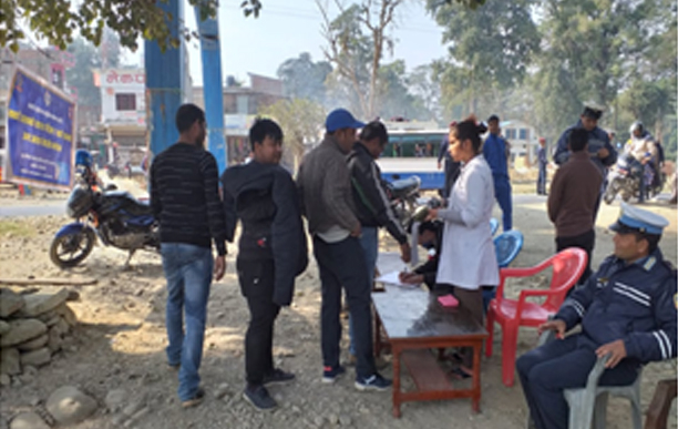 कैलालीको गौरीगंगा नगरपालिका वडा नम्बर १ चौमलामा सवारी साधन र चालकहरुको अवस्था जाँच गरिएको छ। दिन प्रतिदिन बढ्दै गएको सवारी दुर्घटनालाई न्यूनीकरण गर्नका लागि सवारी साधन र चालकहरुको अवस्था जाँच गरिएको हो। 