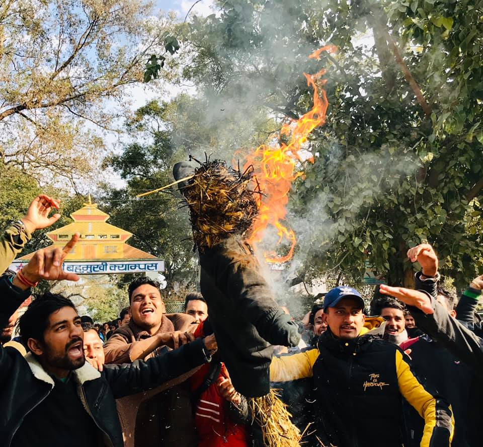 धनगढीमा प्रधानमन्त्री केपी शर्मा ओलीको पुत्ला दहन गरिएको छ। नेपाल विद्यार्थी संघले प्रधानमन्त्रीको पुत्ला दहन गरेको हो।