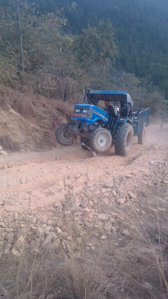  डोटीको दिपायल देखी बासुदेवी जाने सडकको अवस्था दयनिय छ ।