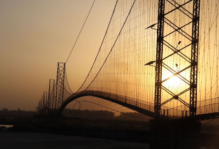 कञ्चनपुरको दोधारा, चाँदनीमा रहेको झोलुङ्गे पुलबाट साँझपख देखिएको सूर्य अस्ताउँदै गरेको दृश्य । तस्वीर: विमलबहादुर विष्ट/रासस