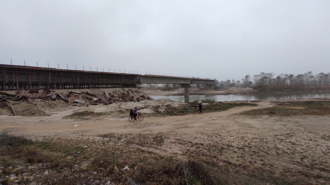कञ्चनपुरको राजघाटलाई धनगढीसँग जोड्ने मोहना नदीको पुल निर्माणको काम थालिएको ६ वर्ष बित्दा समेत अधुरै रहेको छ। 