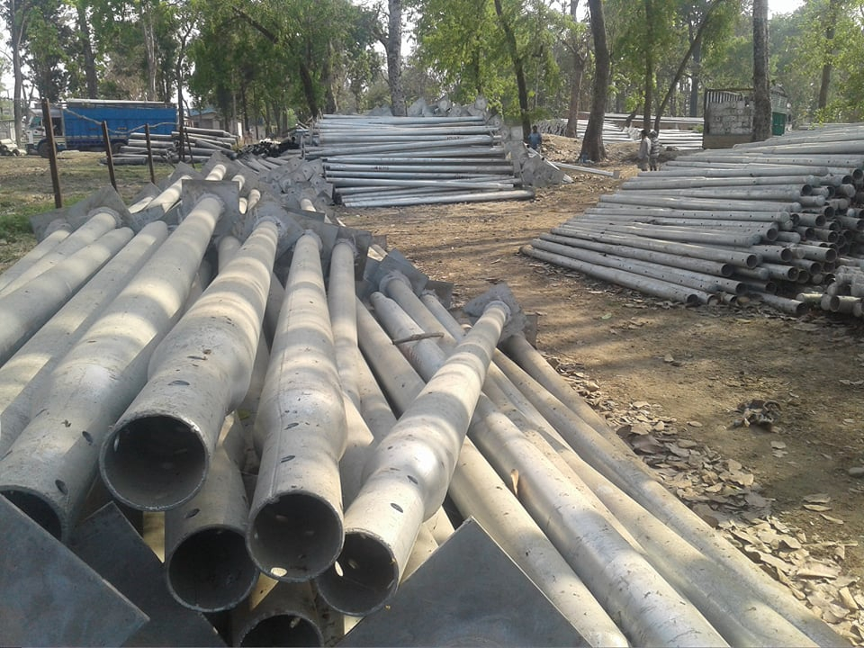 कैलाली र कञ्चनपुरमा सिमेन्टबाट निर्मित पोलहरुको प्रयोग हुँदै आएको छ भने पहाडी जिल्लामा एक स्थानबाट अर्को स्थानसम्म पु¥याउन सहज हुने भएपछि यस्ता पोलहरुको प्रयोग हुँदै आएको छ।