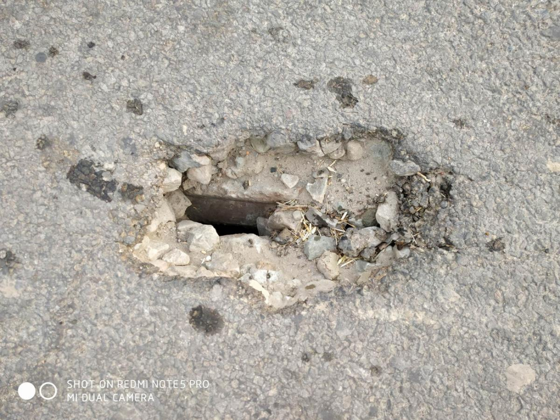 चटकपुर–क्याम्पसरोड सडक खण्ड अन्तर्गत शिवनगर नजिकै रहेको मुख्य सडकमा परेको खाल्डो