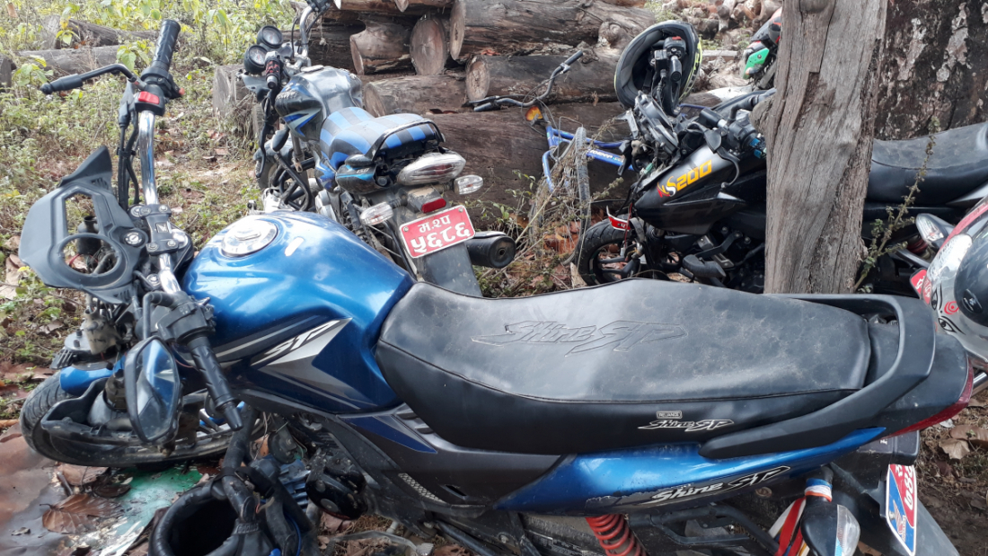 धनगढीको कैलालीगाउँमा रहेको अस्थाई प्रहरी चौकीमा रहेका दुर्घटनामा परेका मोटरसाइकलहरु