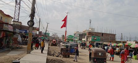 स्तम्भमा ४ वटा बत्ती जडान गरिएको छ। झण्डै ७ सय मिटर सडक रातको समयमा  झिलिमिली हुने गरेको स्थामनीयले बताएका छन्।