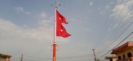 धनगढी उपमहानगरपालिका वडा नम्बर ८ क्याम्पस चोकमा बत्ती स्तम्भमा राष्ट्रिय झण्डा राखिएको छ।