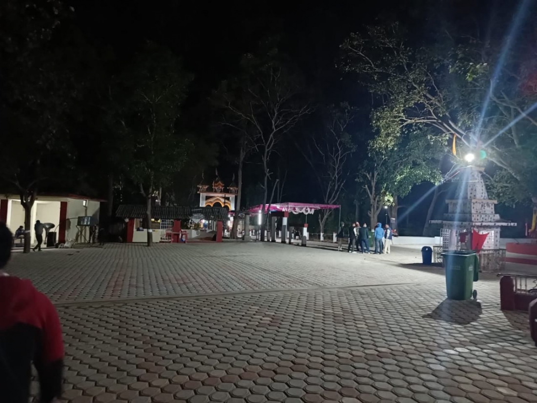 धाम परिसरमा व्यवस्थित शौचालय, स्नान गृह, धर्मशाला निर्माण गरिएका छन्।