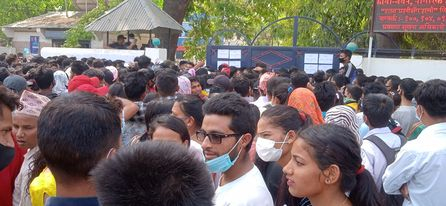 जिल्ला प्रहरी कार्यालय कैलालीमा म्यादी प्रहरीका लागि अन्तर्वार्ता दिनेहरूको भिड