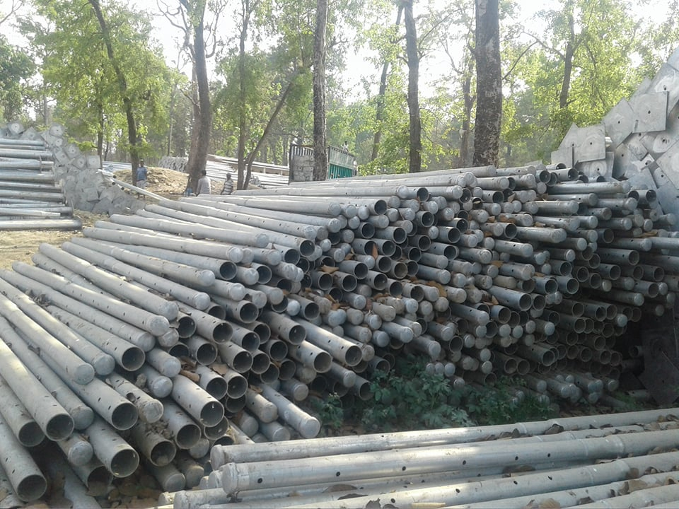 विद्युत प्राधिकरणले भारतबाट विद्युतका पोलहरु आयात गरेर पहाडी जिल्लामा विद्युतीकरण गर्दै आएको छ।