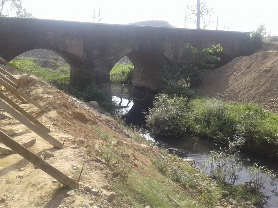 गेटामा सुनी खोला र मनहेरामा पक्की पुल निर्माणका लागि काम भइरहेको छ।