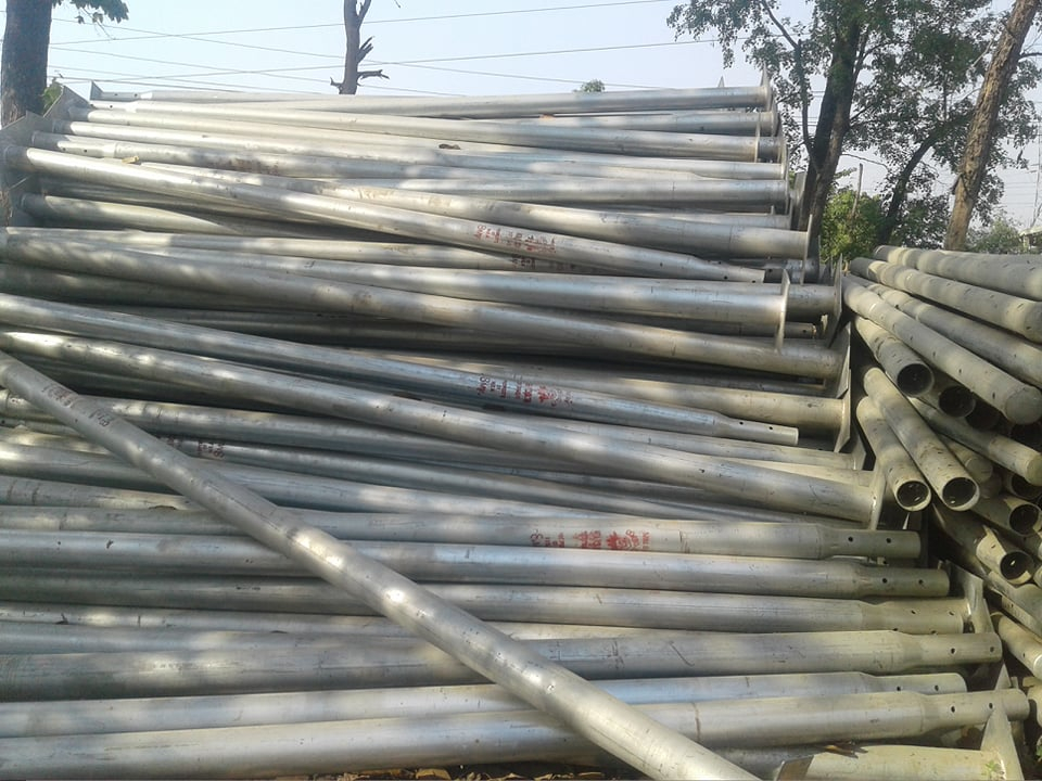 हलुका र सहजै रुपमा जडान गर्न सकिने भएपछि प्राधिकरणले बर्सेनी ठुलो परिमाणमा यस्ता विद्यूतका पोलहरु भारतबाट आयात गर्दै आएको हो।