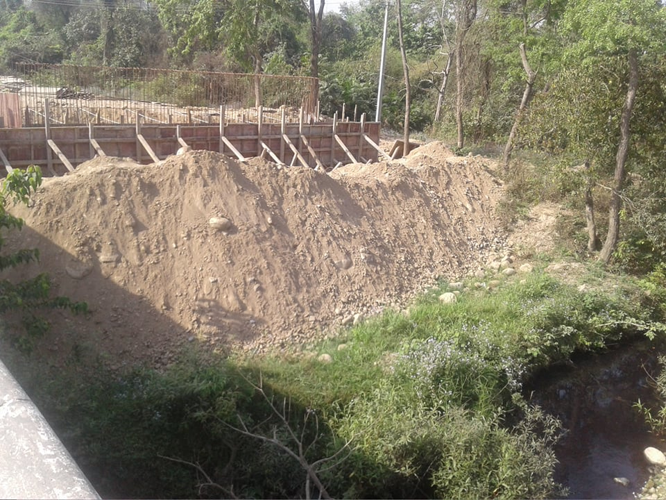 २ लेन पुलका कारण यातायात आवतजावतमा समस्या भएपछि ठुला पुल निर्माण कार्य अघि बढाइएको छ।