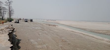 गत कार्तिक पहिलो साता आएको बाढीले रोडको यो भाग बगाएको छ।