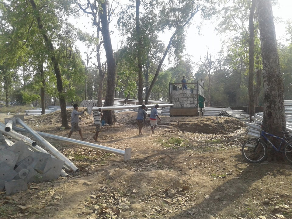 प्रादेशिक कार्यालय अत्तरियामा हजारौँको संख्यामा विद्युतका पोलहरु भण्डारण गरेर आवश्यकताअनुसार पहाडी जिल्लामा यस्ता पोलहरु ढुवानी हुँदै आएको छ।