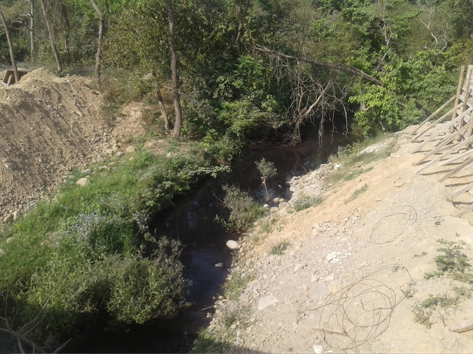 ६ लेन सडक निर्माणसँगै पक्की पुल बनाउने योजना भएपनि पुल निर्माणको काम ४ वर्षपछि मात्र सुरु गरिएको हो।