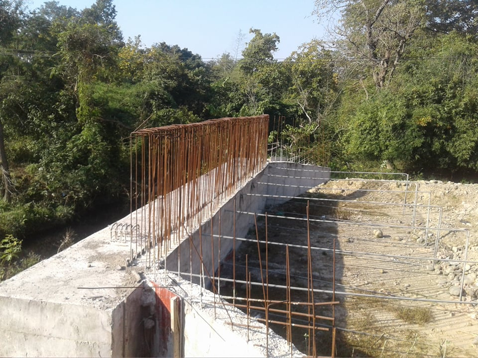 गोदावरी नगरपालिका वडा नम्बर ५ मा निर्मित सुनिखोला पुल निर्माण अधुरै छ।