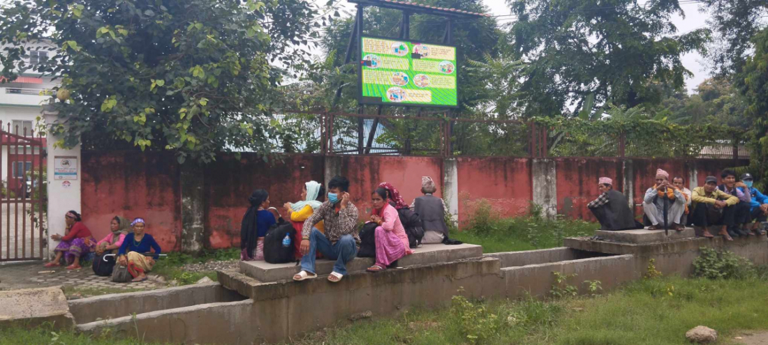 कैलालीका पहिरो पीडितले मुख्यमन्त्री कार्यालयमा धर्ना दिएका छन्।