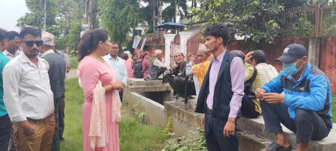 सुदूरपश्चिम प्रदेशको मुखयमन्त्री तथा मन्त्रिपरिषद्को कार्यालयमा उनीहरुले व्यवस्थापनको माग गर्दै धर्ना दिएका छन्।