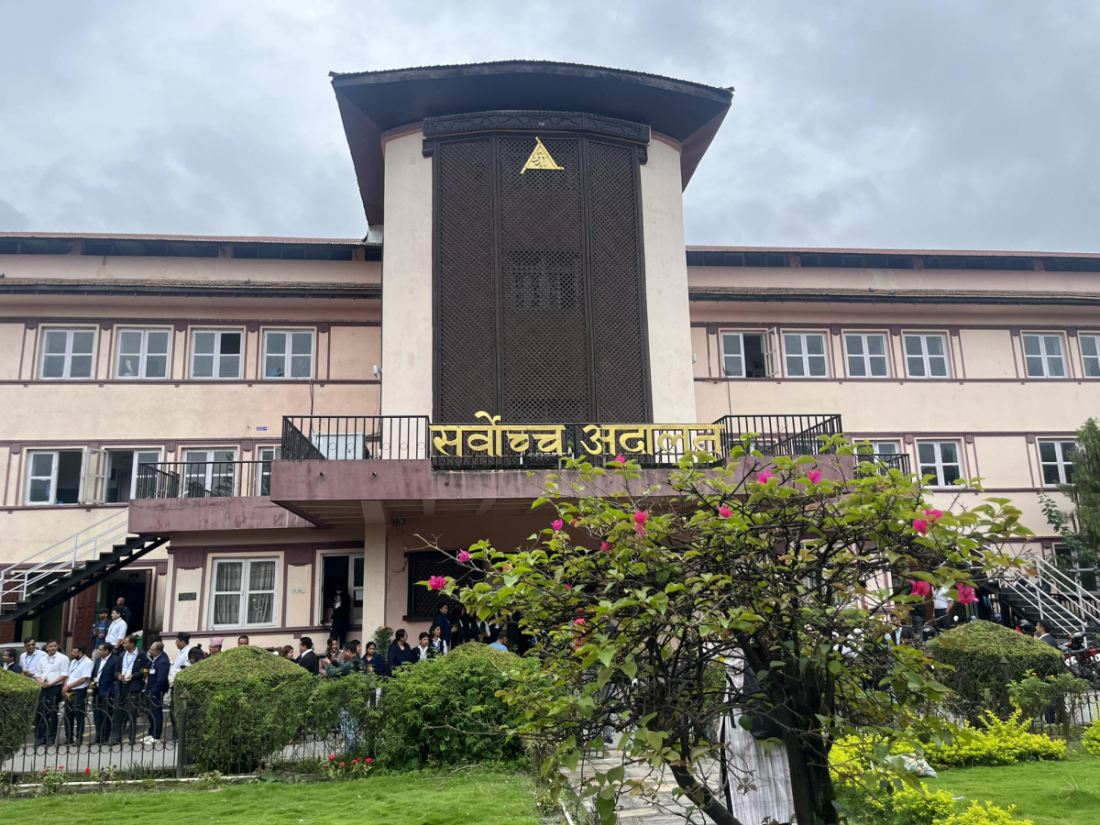 राष्ट्रपति रामचन्द्र पौडेलबाट आज शीतलनिवासमा शपथ लिएका प्रधानन्यायाधीश श्रेष्ठले आजै सर्वोच्च अदालत पुगेर पदबहाल गरेका हुन्। 