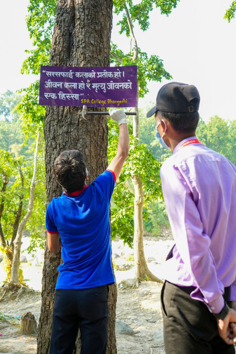 उनीहरूले आर्यघाट क्षेत्रका प्लास्टिक, लत्ताकपडा तथा काठहरू सरसफाइ गरेका छन्।