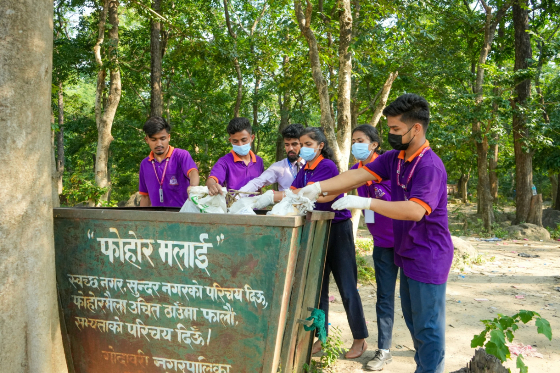  धनगढीको सुदूरपश्चिमाअञ्चल एकेडेमी ९एसपीए०का विद्यार्थीले गोदावरी आर्यघाटमा सरसफाई गरेका हुन्। 