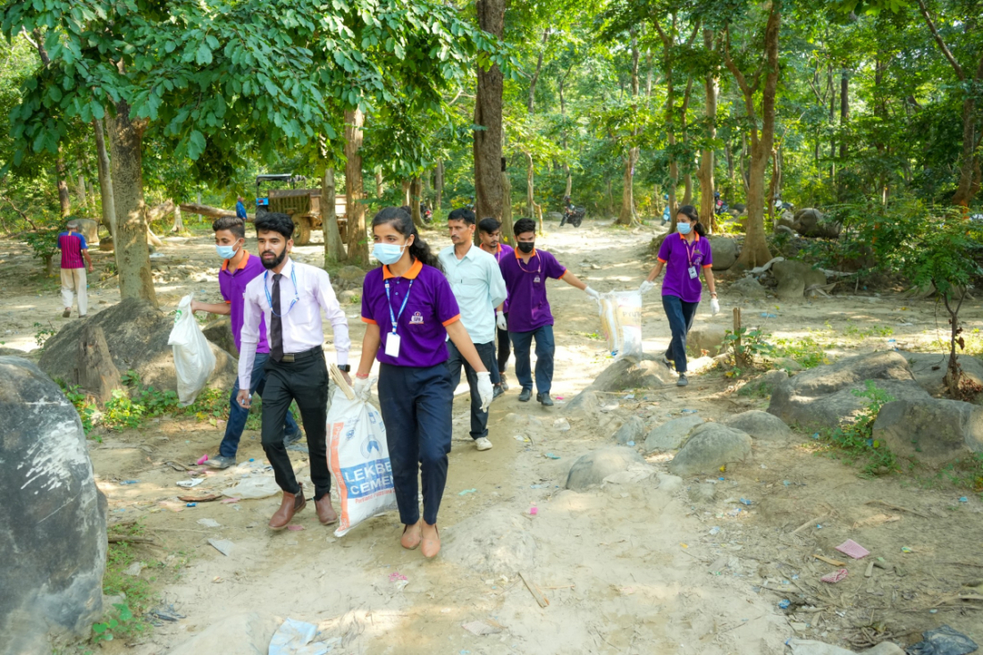उनीहरुले विभिन्न सन्देश मुलक बोर्डहरुसमेत टाँसेका छन्।