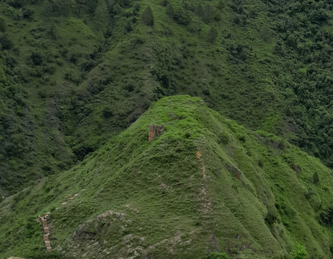 अलि माथिबाट तस्विर लिँदा यस्तो आयो।