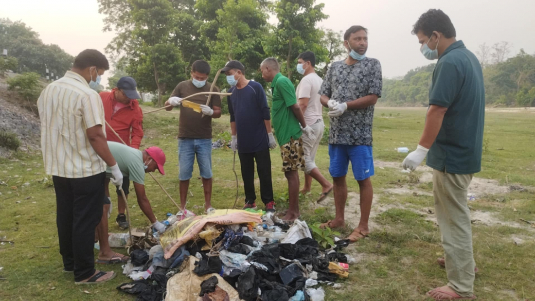 धनगढी उपमहानगरपालिका–२ भन्सार रोडदेखि त्रिनगर प्रहरी चौकीसम्मको तीन सय मिटर क्षेत्रमा सरसफाइ गरिएको हो।