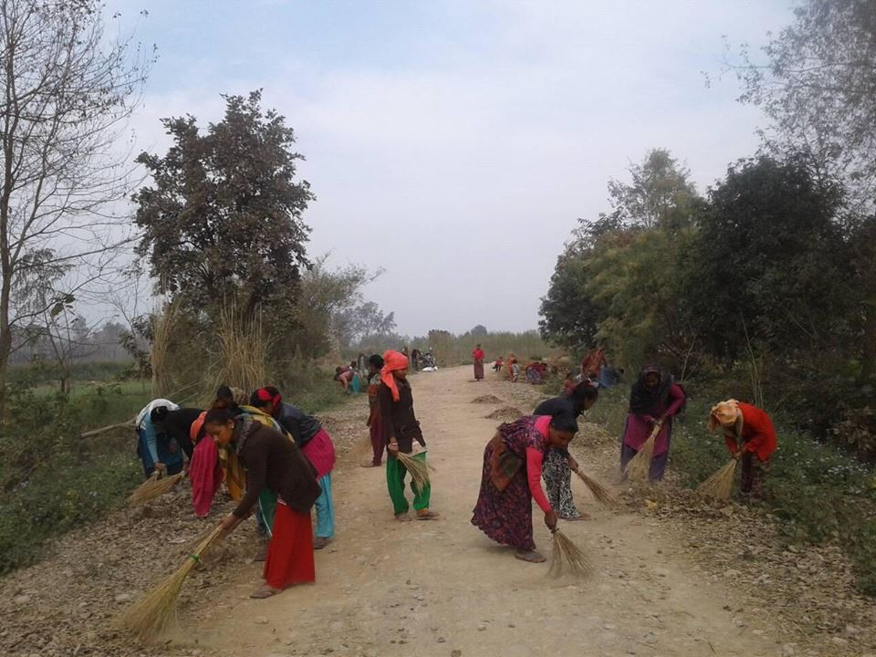 सेवक नेपाल दोस्रो परियोजना धनगढी र लम्कीचुहा नगरपालिका वडा नम्बर ९ को कार्यालयले आयोजना गरेको सरसफाई कार्यक्रममा लम्कीको वनवर्षा धनशैया सडकमा सरसफाई गर्दै स्थानीय महिलाहरु 