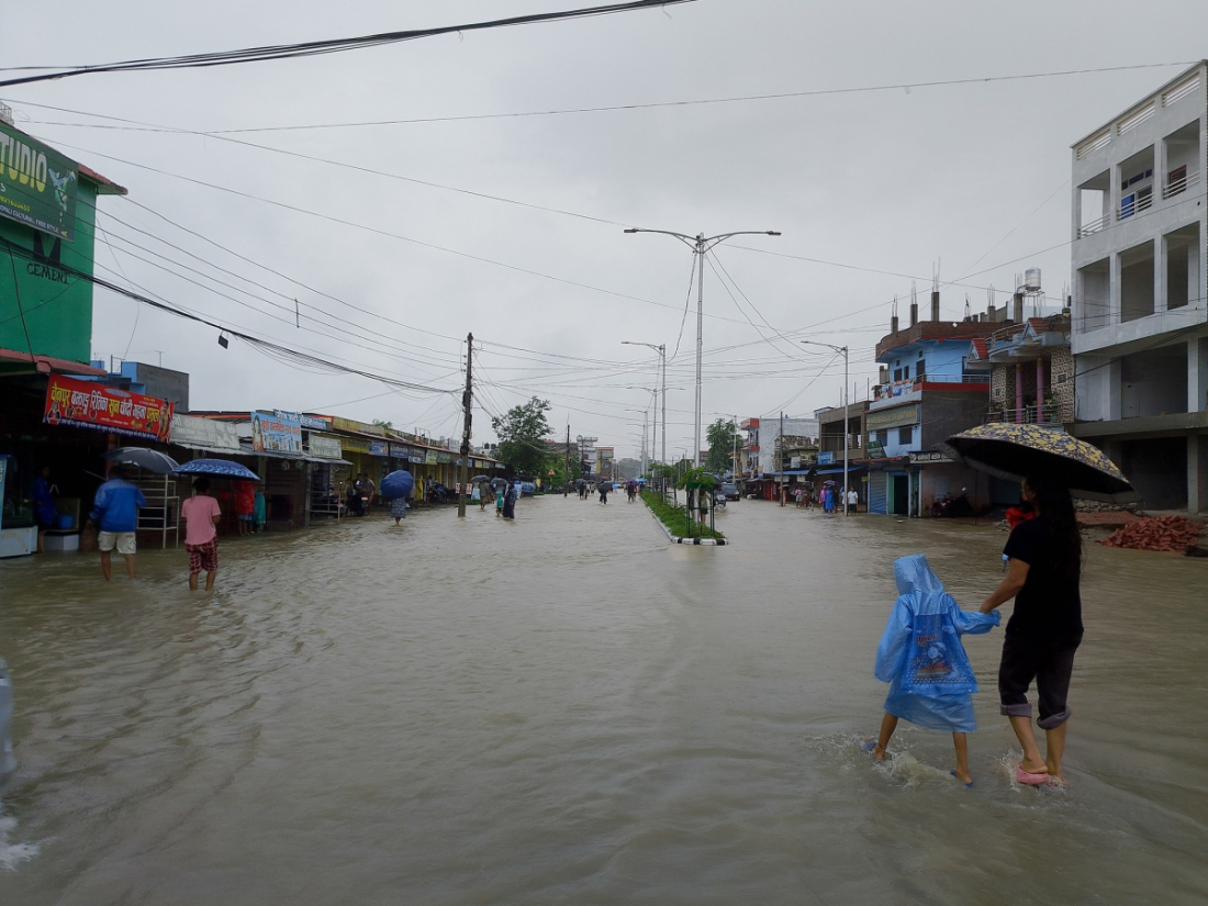 सोमवार बिहानदेखिको वर्षका कारण धनगढी जलमग्न भएको छ।