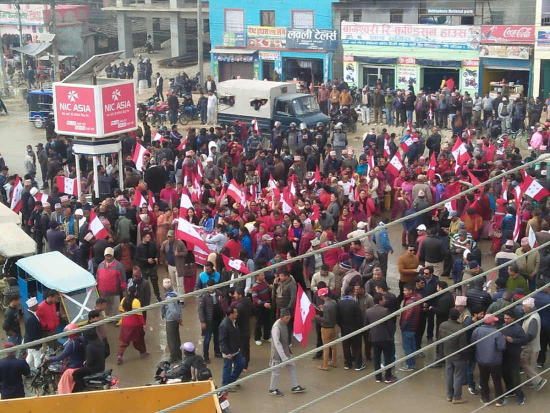 सरकार विरूद प्रर्दशन गर्ने भन्दै धनगढिको चौराहमा विहान साढे ११ बजेदेखि काँग्रेस नेता कार्यकर्ता जम्मा भएका छन। तर सवा १ हुदा सम्म पनि प्रर्दशन सुरू गरिएको छैन जसका कारण सवारि साधन आवागमनमा समस्या देखिएको छ ।