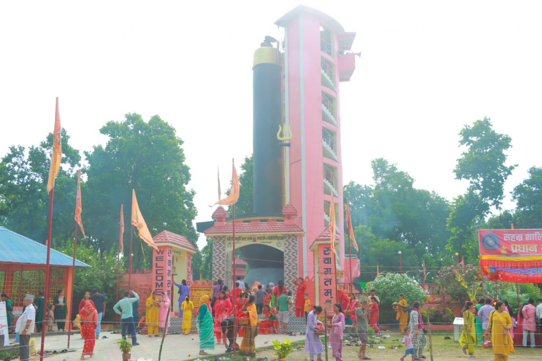 धनगढीको शिवपुरी धाममा साउन महिनाको अन्तिम सोमबार बिहान पूजाअर्चनाका लागि आएका भक्तजन।