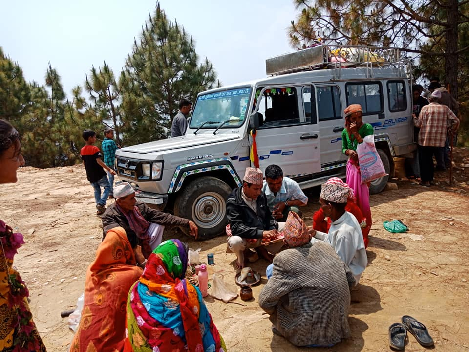 दार्चुलाको मालिकार्जुनको हुनैनाथ गाउँपालिका वडा नम्बर ४ मा पहिलो पटक गाडी पुगेको छ। हुनैनाथमा सडक निर्माण भएको एक महिनापछि आज जीप पुगेको हो। स्थानीय मदनसिंह धामीले सार्वजनिक यातायातका लागि खरिद गरेको जीप हुनैनाथ पुगेपछि आफन्तले पुजाआजा गर्नुका साथै स्थानीयले यात्रा समेत गरेका छन्। यस्तै वडा नम्बर ५ पनि आजदेखि सडक सञ्जालमा जोडिएको छ।  