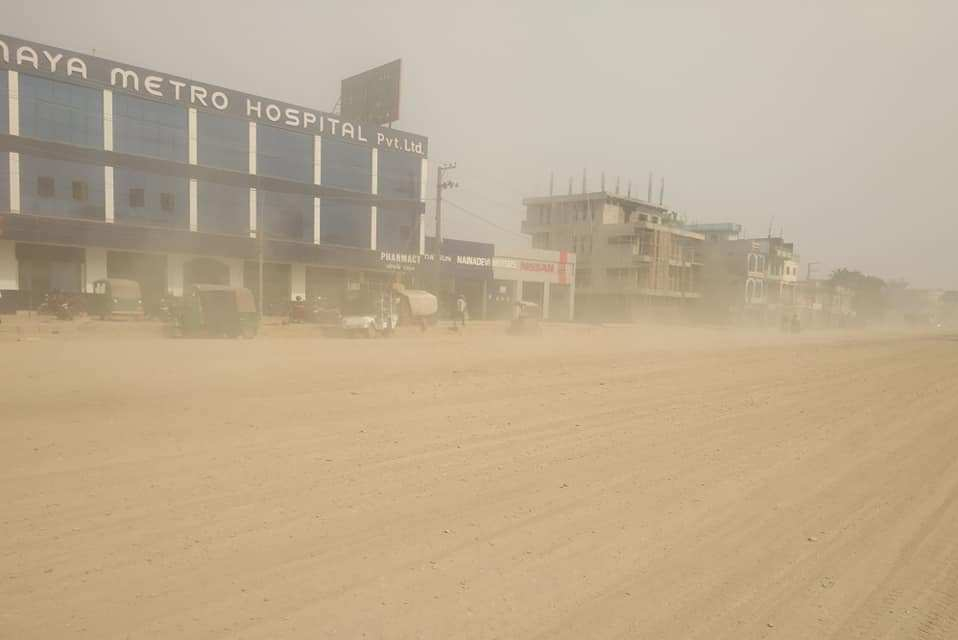 निर्माणाधिन मोहनापुल अत्तरिया ६ लेन सडकमा उड्ने धुलोका कारण आवतजावतमा सास्ती भएको छ।  