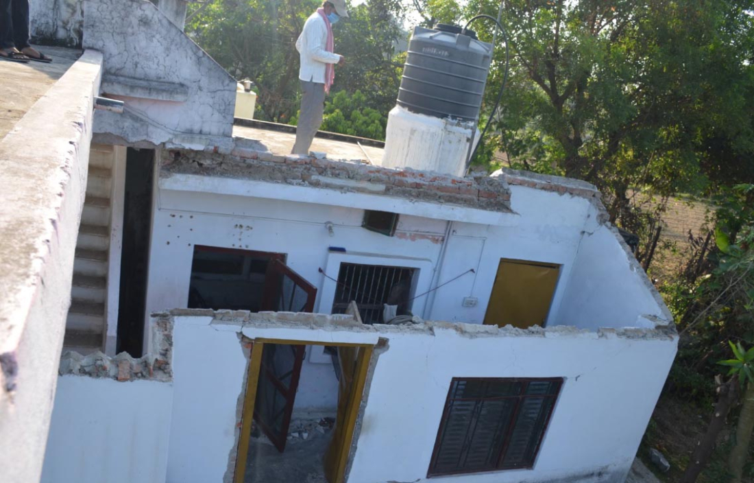 धनगढी उपमहानगरपालिका वडा नम्बर ८ मा ग्यास विस्फोट हुँदा भत्किएको घरको छानो 