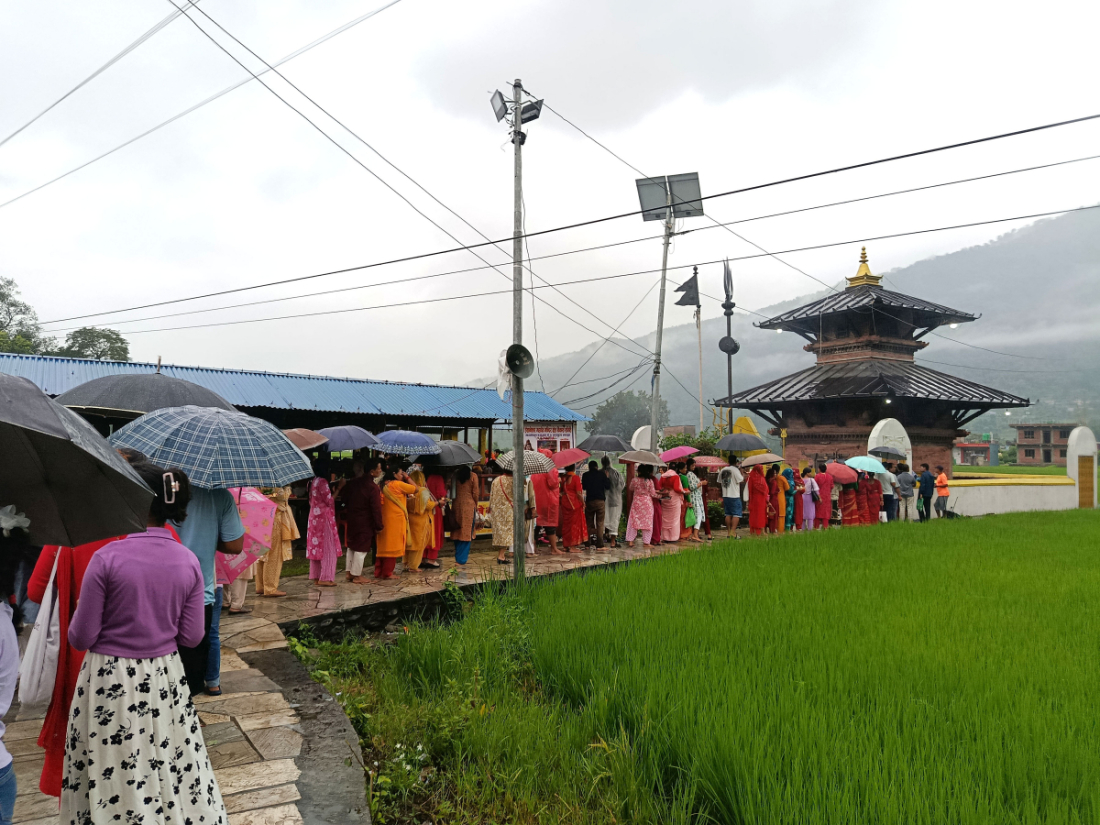 ईशानेश्वर महादेव मन्दिरमा भक्तजन