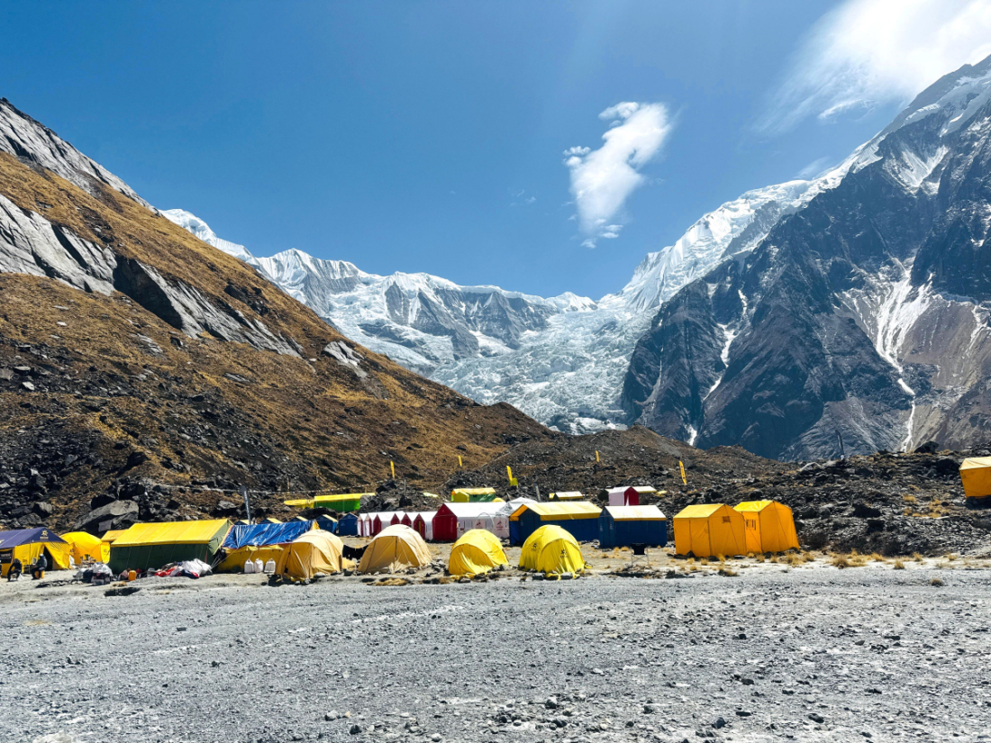 म्याग्दीको अन्नपूर्ण गाउँपालिका-४ नारच्याङस्थित अन्नपूर्ण प्रथम हिमाल आरोहणका लागि आधार शिविर पुगेका आरोहीहरुले टाँगेको टेन्ट ।  ८ हजार ९१ मिटर उचाइ रहेको यो हिमाल  आरोहणका लागि यस याममा ४२ जना आरोहीले अनुमति लिएका छन्।