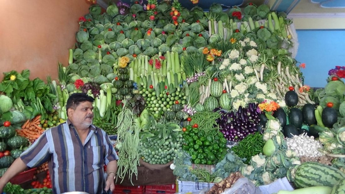 ग्राहकलाई पर्खेर बसेका पसले तस्लीम अन्सारी । 