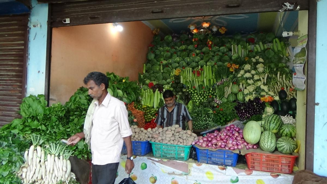  टिए भेजिटेवल सपबाट तरकारी खरिद गरेर फर्कदै ग्राहक 